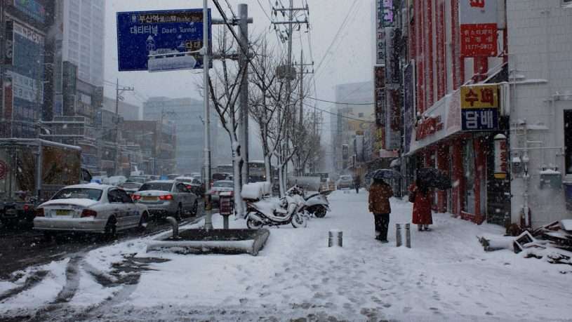 Một góc phố ở Busan ngập tuyết trắng trong mùa đông