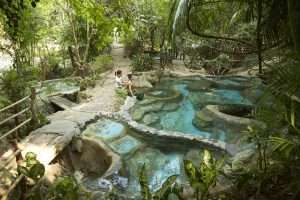 Hot Spring là một suối nước nóng tự nhiên giữa rừng mưa nhiệt đới
