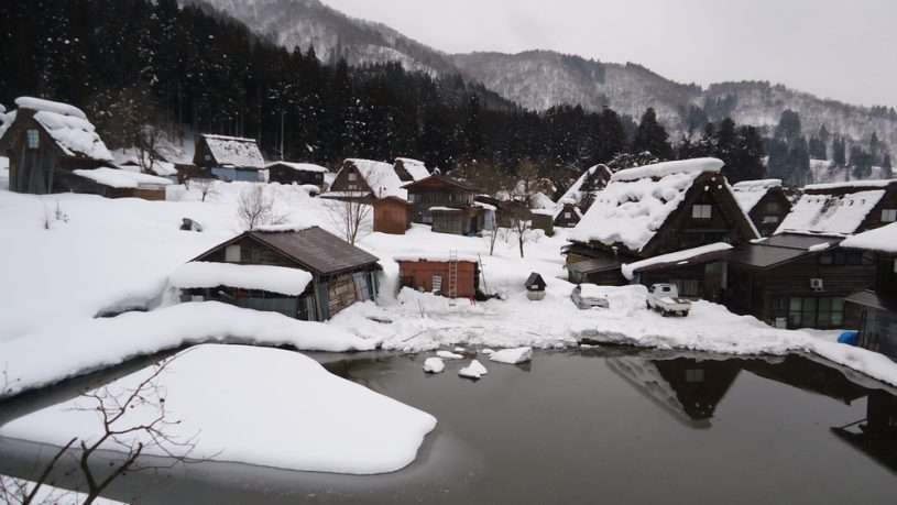 Ngôi làng chìm trong tuyết trắng